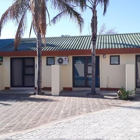 Ry Courtyard Hotel Oshakati Ngoại thất bức ảnh
